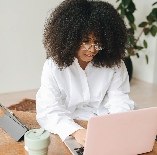 woman working with configuring products in the b2b webshop